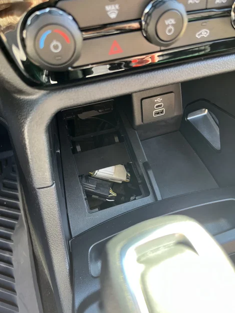 Đế gắn sạc Magsafe cho bệ tì tay xe Ford Ranger - Image 4