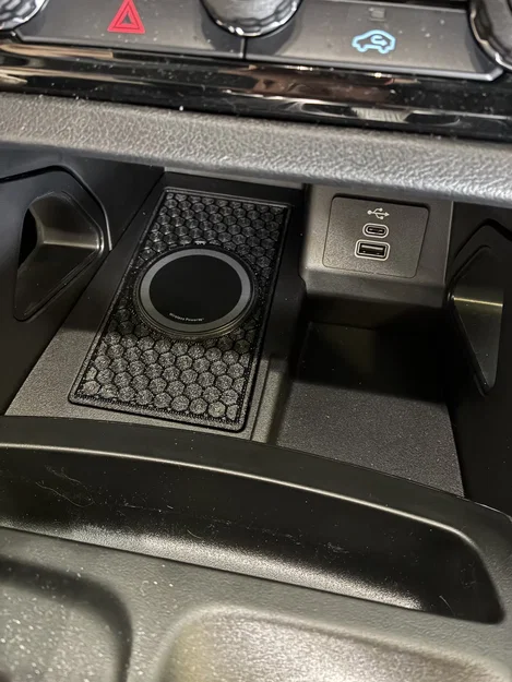 Ford Ranger cho đế sạc Anker Zolo - Image 1