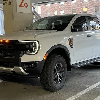 Bát lắp đèn LED vàng cho lưới tản nhiệt Ford Ranger 2025 phong cách Raptor