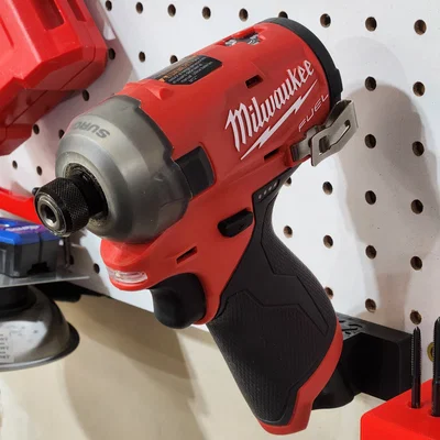 Peggit - Giá treo máy Milwaukee M12