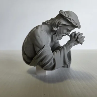 Mô hình in 3D Chúa Giê-su cầu nguyện tinh xảo để bàn