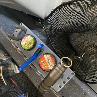 Giá treo dụng cụ câu cá và hộp mồi