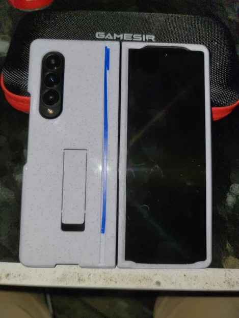 Ốp lưng Samsung Galaxy Z Fold 3 có chân dựng và khe cắm S Pen - Image 3