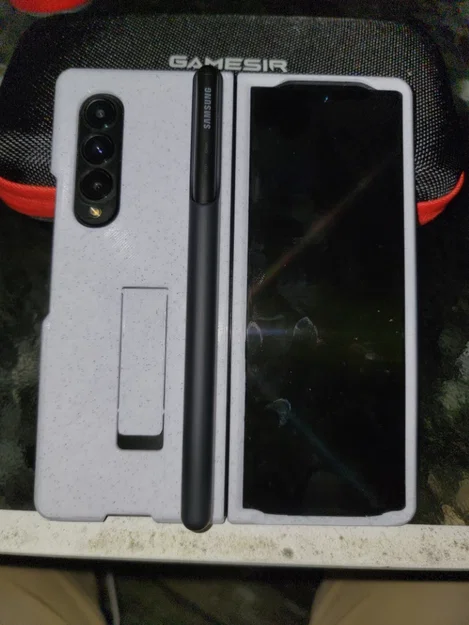 Ốp lưng Samsung Galaxy Z Fold 3 có chân dựng và khe cắm S Pen - Image 4