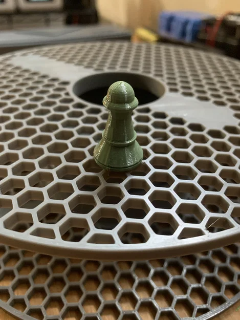 Mô hình quân cờ tốt trang trí gắn trên lõi cuộn nhựa Prusament - Image 2