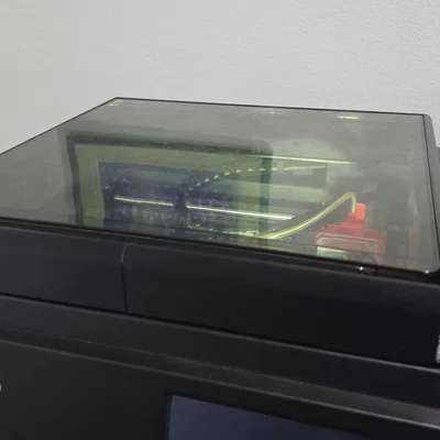 Khung nâng nắp AD5M Pro giúp tạo khoảng trống cho dao cắt nhựa