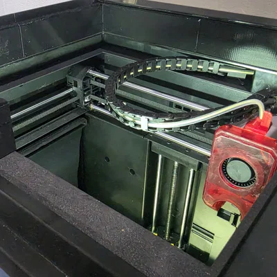 Khung nâng nắp AD5M Pro giúp tạo khoảng trống cho dao cắt nhựa