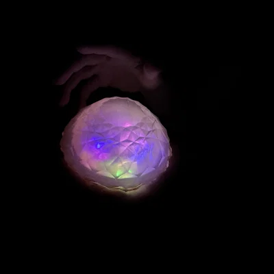 Mô hình viên đá quý có ngăn chứa bên trong