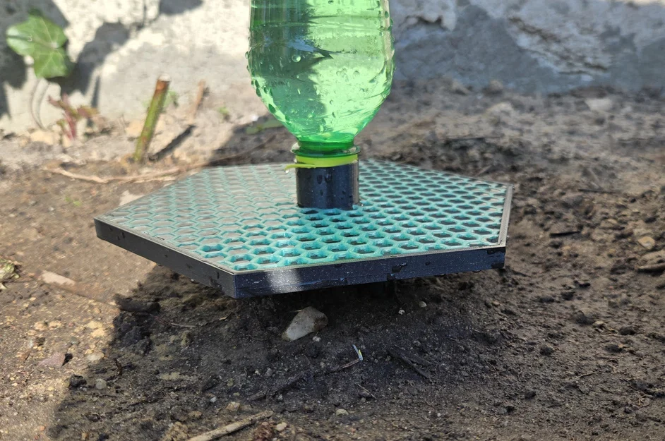 Dụng cụ cho ong ăn kèm chân cắm đất (Bản Remix) - Image 1