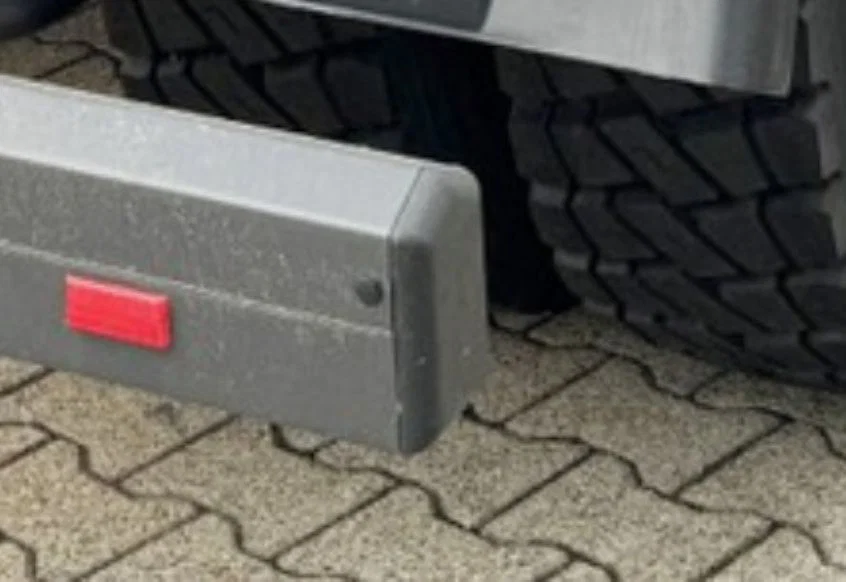 Nắp bảo vệ thanh chống va chạm sau cho Mercedes Benz Arocs - Image 1