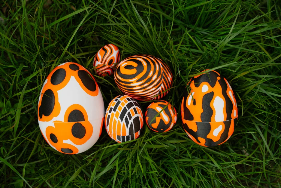 Trứng phục sinh xếp chồng nhiều màu - Image 1