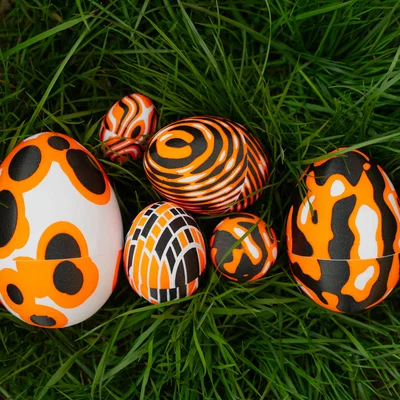 Trứng phục sinh xếp chồng nhiều màu