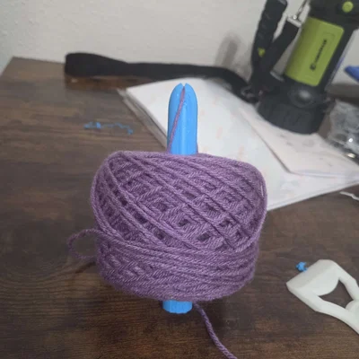 Trục giữ cuộn len đa năng in 3D (Crochet core with thread holder)