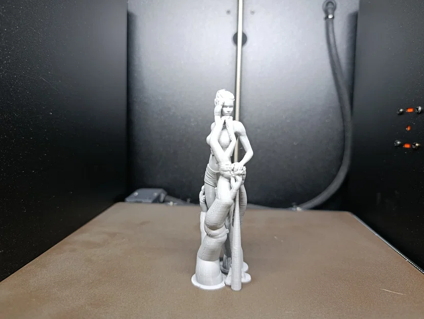 Mô hình nữ vận động viên cực chất cầm gậy bóng chày - Image 6