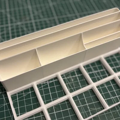 Khay Gridfinity vát chéo đựng ảnh A6 (kích thước 1x4 - 1x5)