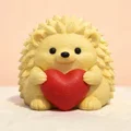 Chú nhím đáng yêu ôm trái tim - Thumbnail 2