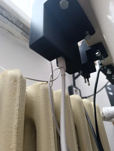 Giá đỡ điện thoại để bàn tích hợp sạc - Image 2