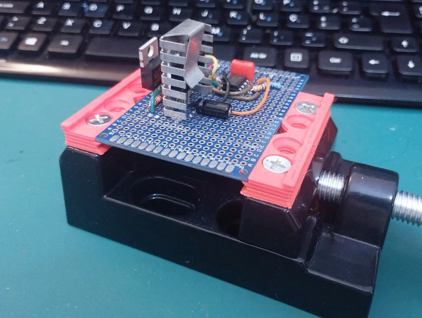 Má kẹp mini cho ê-tô hỗ trợ giữ bảng mạch PCB khi hàn - Image 1