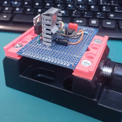 Má kẹp mini cho ê-tô hỗ trợ giữ bảng mạch PCB khi hàn