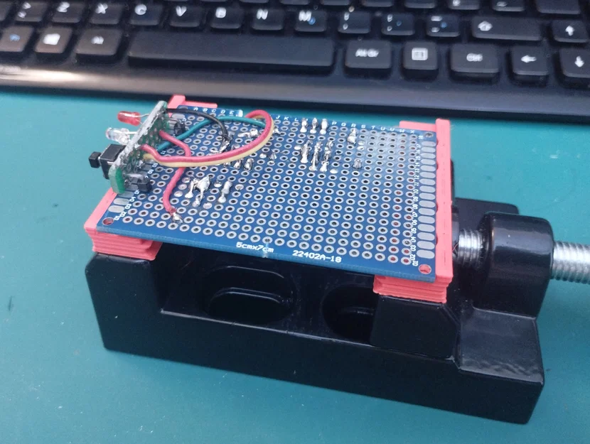 Má kẹp mini cho ê-tô hỗ trợ giữ bảng mạch PCB khi hàn - Image 2