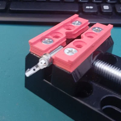 Má kẹp mini cho ê-tô hỗ trợ giữ bảng mạch PCB khi hàn