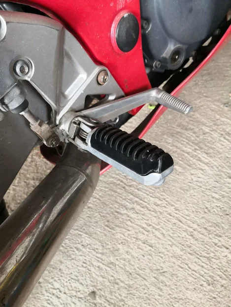 Gác chân xe máy Suzuki RF600: Giải pháp thay thế in 3D hữu ích - Image 1