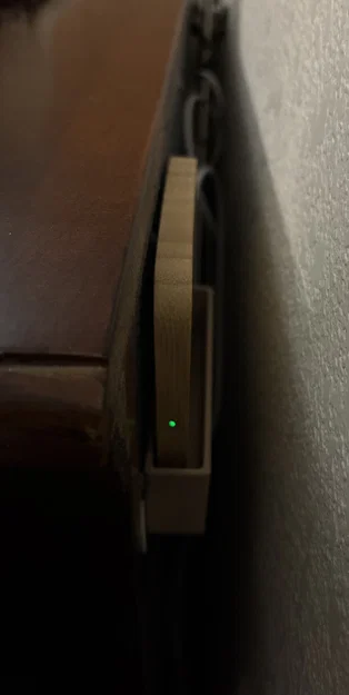 Giá treo bộ sạc MagSafe gọn gàng - Giải pháp tối ưu cho bàn làm việc - Image 1