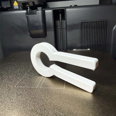 Dụng cụ mở nắp chai PET công thái học – Cầm nắm dễ dàng