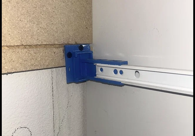 Pát nhựa neo thanh ray hộc tủ - Image 1