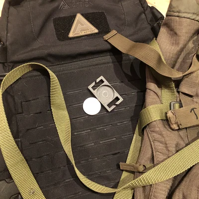 Ngàm gắn Apple AirTag cho hệ thống MOLLE và dây đai 25mm