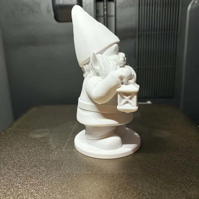 Chú Lùn Giữ Đèn Ấm Cúng – Mô Hình Trang Trí Chi Tiết