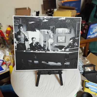 Elvis và những người bạn đang chơi bi-a (Hue Forge)