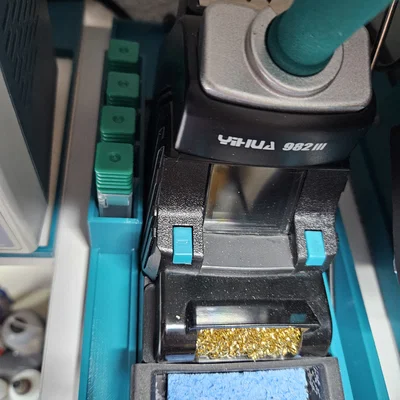 Đế giữ máy hàn Yihua 982 III tiện lợi cho bàn làm việc