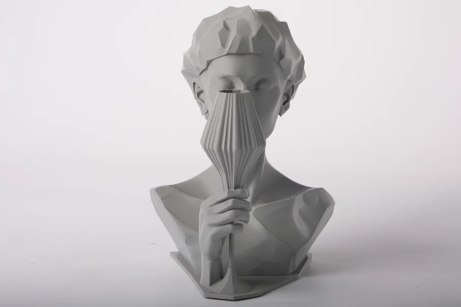 Tượng điêu khắc người phụ nữ hình học với chiếc ly - Image 2