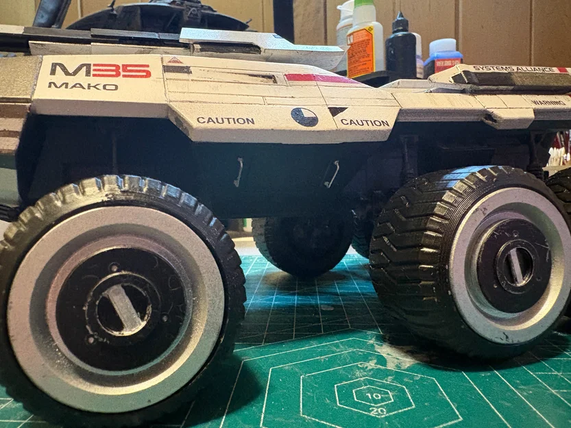 Mô hình Mako từ Mass Effect (bản remix in resin kèm bộ decal) - Image 1