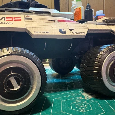 Mô hình Mako từ Mass Effect (bản remix in resin kèm bộ decal)