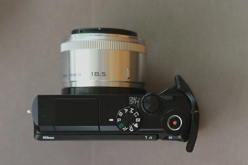 Grip mỏng gọn kèm đế Tripod cho Nikon 1 J5 - Image 2