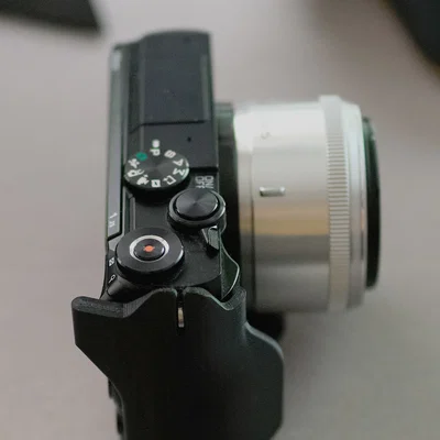 Grip mỏng gọn kèm đế Tripod cho Nikon 1 J5