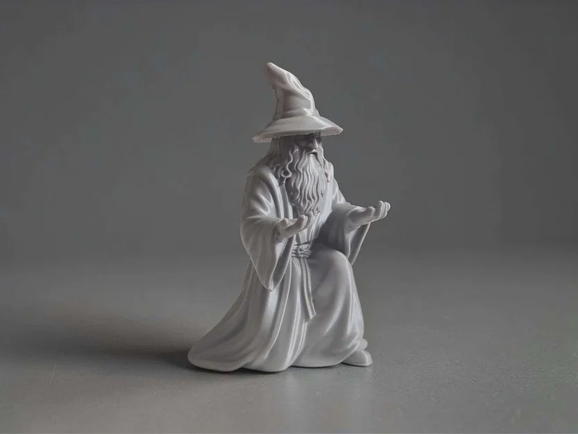 Mô hình Gandalf giữ bút trang trí bàn làm việc cho fan LOTR - Image 2