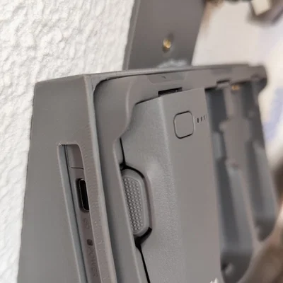 Giá treo tường cho DJI Neo 2 và trạm sạc pin 3 trong 1