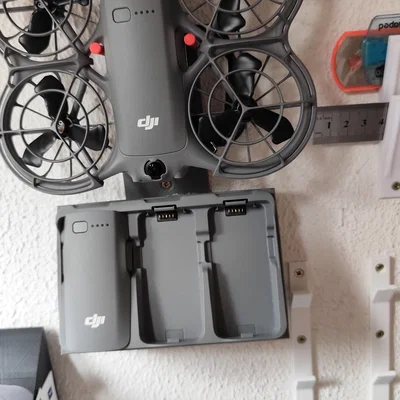 Giá treo tường cho DJI Neo 2 và trạm sạc pin 3 trong 1