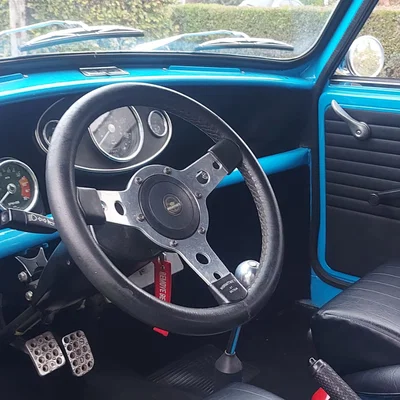 Miếng gạt xi-nhan cho vô lăng Mountney trên xe Classic Mini