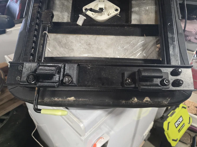 Giá đỡ yên tương thích cho máy cắt cỏ Ryobi T42Li 80V - Image 1