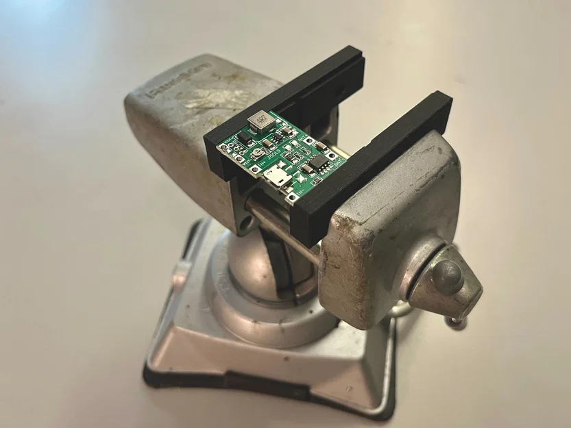 Ngàm kẹp PanaVise có rãnh giữ bảng mạch PCB (Tự in 3D) - Image 1