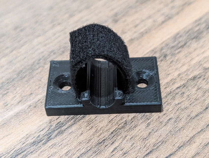 Giải pháp quản lý dây cáp dưới bàn làm việc với băng dán Velcro - Image 1