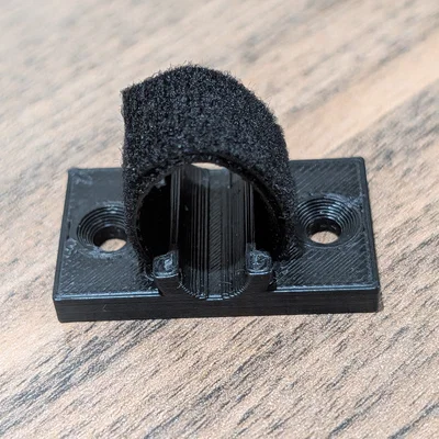 Giải pháp quản lý dây cáp dưới bàn làm việc với băng dán Velcro