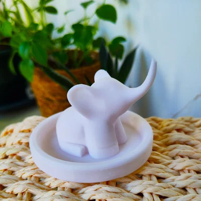 Mô hình chú voi giữ nhẫn