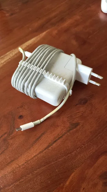 Bộ kẹp giữ dây sạc Apple Macbook gọn gàng - Hỗ trợ Macbook Pro & Air - Image 1