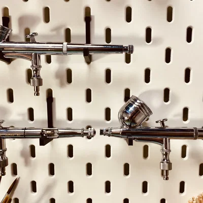 Giá treo súng phun sơn Airbrush cho bảng IKEA SKÅDIS siêu gọn