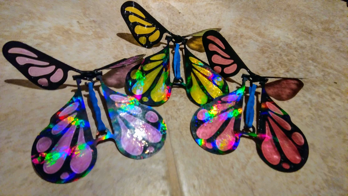 Đồ chơi bướm bay bất ngờ chạy bằng dây thun - Image 1